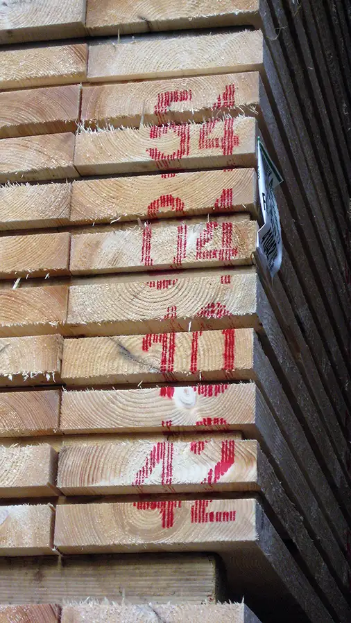 Inkjet-Kennzeichnung auf Holzstapel