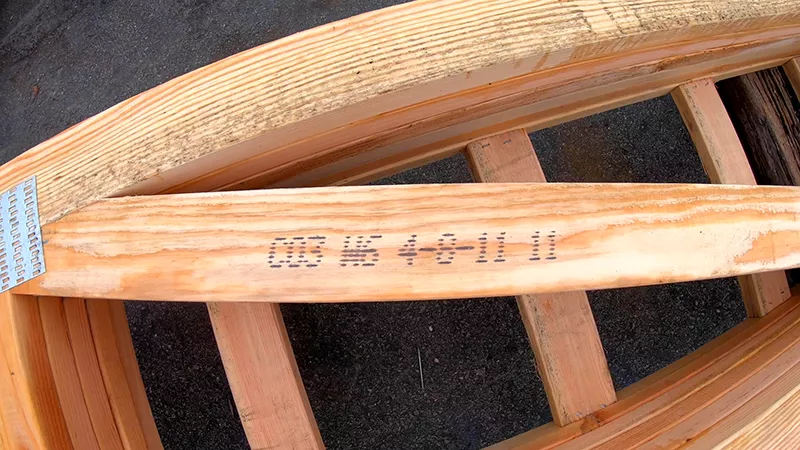 DOD Markierung auf Holz-Dachbinder