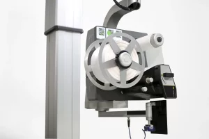Vollautomatische Holzkennzeichnung mit Etikettiersystem (Print-and-Apply-Technologie)
