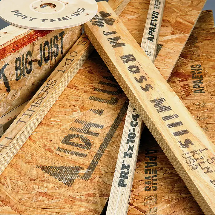 Holzwerkstoffe und Holzplatten, die zur Identifizierung und Rückverfolgbarkeit mit dauerhaften Industriecodes gekennzeichnet sind.