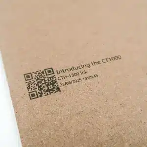 QR-Code und variabler Text, gedruckt auf Kartonverpackungen mit dem Thermotransfer Tinte -Drucker CT1000.