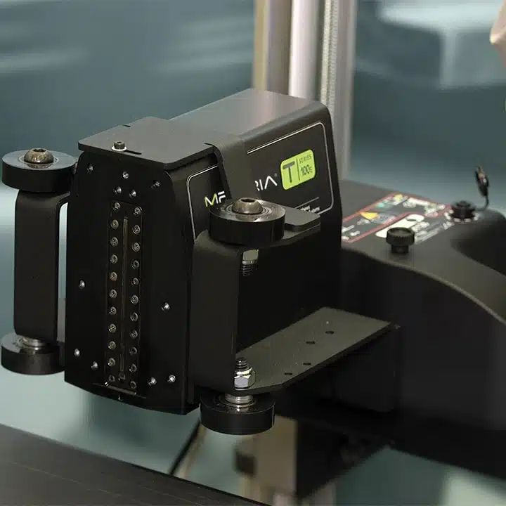 Thermo Tinte -Drucker der T-Serie, montiert auf einer speziell angefertigten, verstellbaren Halterung für die präzise Produktkennzeichnung und -beschriftung in industriellen Fertigungsumgebungen.