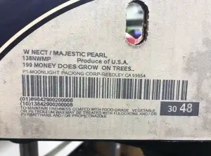Individuell bedruckte Schachtel oder Verpackung mit Barcode. Beispiel für den Druck auf Verpackungen, die Kennzeichnung von Kartons und das Etikettieren von Verpackungen mit den Markierungsmaschinen von Matthews Marking Systems – Tinte .
