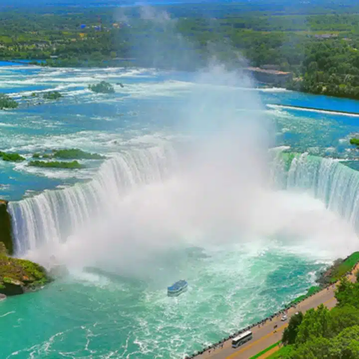 Kanada – Die Niagarafälle mit einer Nebelwolke darüber.