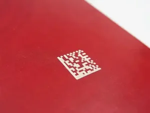 Lasergravierter 2D-Data-Matrix-Barcode auf farbigem Karton