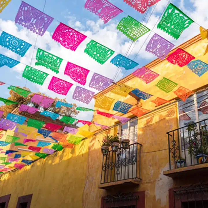 Mexiko – bunte Straßenfahnen.