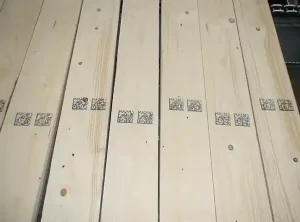 Auf mehrere Holzbretter aufgedruckte 2D-Codes