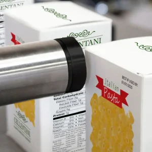 Axian-Schriftzug in schwarzer Schrift auf einer weißen Verpackung für italienische Nudeln.