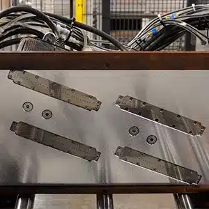 Nahaufnahme von vier „Drop-on-Demand“-Druckköpfen der V-Serie von Tinte , die bei ROMA für die synchronisierte Inline-Kartonkennzeichnung zusammengebaut wurden.
