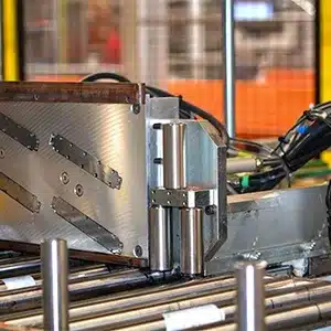 Vier „Drop-on-Demand“- Tinte -Druckköpfe der V-Serie, die über einem Förderband montiert sind, für die synchronisierte Inline-Kartonkennzeichnung bei ROMA.
