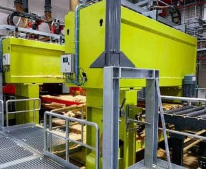 Förderband für die Holzverarbeitung im Werk von Naturheld