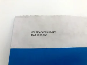 Papiertüte mit aufgedrucktem UFI-Code und Herstellungsdatum.