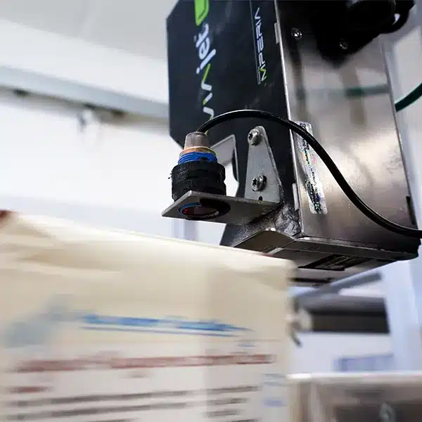 Die L-Serie L12 bei der Kennzeichnung eines Mehlkartons auf einer Produktionslinie, Winkel 2