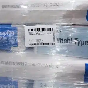 Etikett der A-Serie auf einer in Schrumpffolie verpackten Mehlpalette