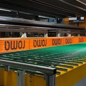 Foto des Roma-Logos, das von der V-Serie auf orangefarbenes Metall gedruckt wurde