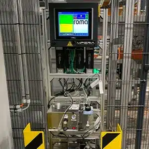 Ein MPERIA-Controller steuert die „Drop-on-Demand“- Tinte -Drucker der V-Serie und den Palettenetikettierer der A-Serie in einer Produktionslinie bei ROMA für die automatisierte Inline-Kartonkennzeichnung.