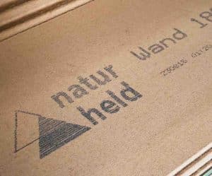 Eine V-Serie-Markierung auf Holz mit dem Naturheld-Logo und dem Markennamen