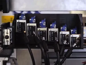 Sechs Matthews L1-Thermo Tinte -Druckköpfe, die in einer Produktionslinie miteinander verbunden sind.