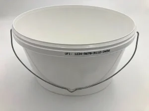 Weißer Plastikeimer mit einem deutlich aufgedruckten UFI-Code.