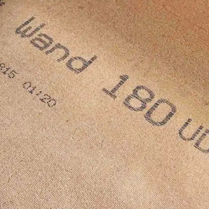 V-Serie-Code auf Holz für Naturheld
