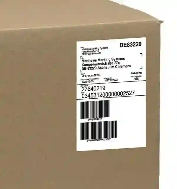 Auf einen Wellpappkarton aufgebrachter Versandetikett mit Barcode