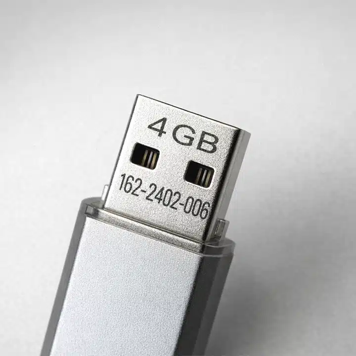 Laserbeschrifteter USB-Stick mit dauerhafter Seriennummer zur Produktidentifizierung und Rückverfolgbarkeit.