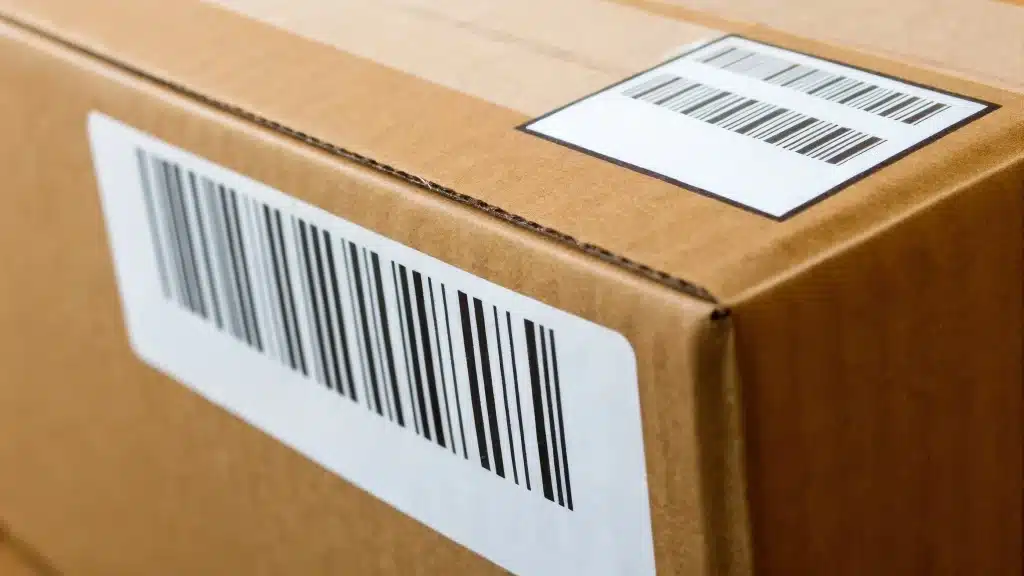 Nahaufnahme von Barcode-Etiketten, die oben und an der Seite eines Kartons angebracht sind.