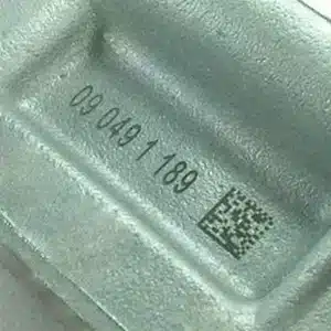 Auf Metall aufgebrachter 2D-Code und alphanumerischer Text