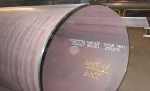 Auf einer großen Metallrolle angegebene Produktionsangaben