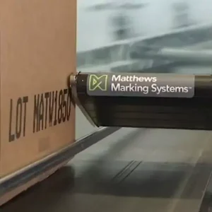 Ein Drop-on-Demand-Drucker der V-Serie von Matthews Marking Systems druckt große Zeichen auf einen Produktkarton.