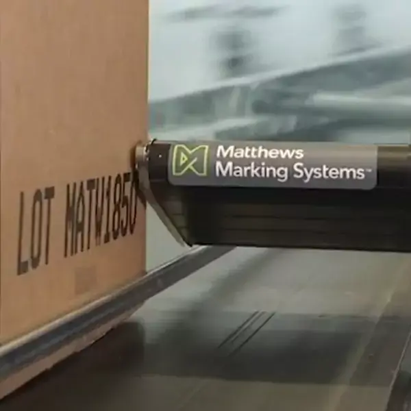 Ein Drop-on-Demand-Drucker der V-Serie von Matthews Marking Systems druckt große Zeichen auf einen Produktkarton.