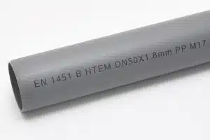 Tinte r, industriell gedruckter Identifikationscode auf einem grauen PVC-Rohr zur Rückverfolgbarkeit des Produkts.
