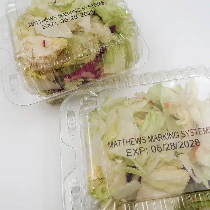 Clamshell-Verpackungen für frische Produkte mit aufgedruckten Verfallsdaten zur Rückverfolgbarkeit von Lebensmitteln.