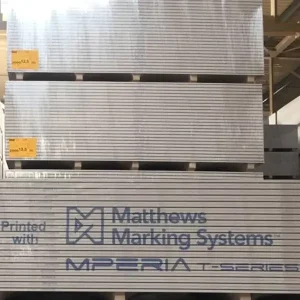Matthews Marking Systems Auf gestapelte Holzprodukte aufgedrucktes Markenlogo