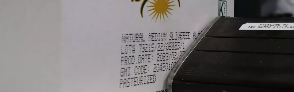 Ein Valvejet-Drucker der V-Serie druckt Produktionscodes auf einen SunnyGem-Mandelkarton.