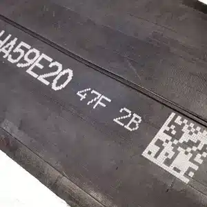 Auf einem Reifen aufgedruckter 2D-Code und alphanumerischer Text