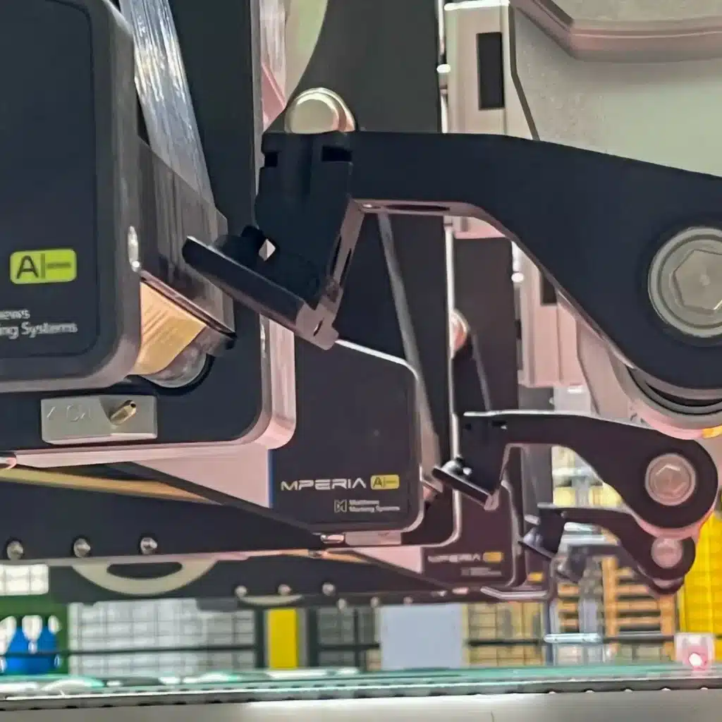 Nahaufnahme mehrerer Etikettier- und Anbringungsgeräte der MPERIA A-Serie