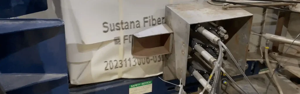 Druckköpfe der V-Serie drucken große alphanumerische Codes in Schwarz auf weißem Hintergrund zusammen mit einem QR-Code.