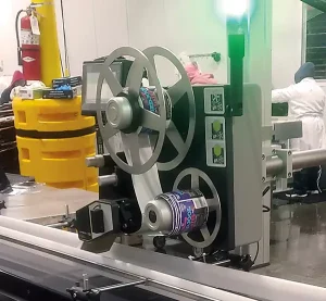 Ein Etikettier- und Anbringungssystem der A-Serie ist in einer Verpackungslinie für Obst und Gemüse im Einsatz und bringt in einer automatisierten Produktionsumgebung Etiketten auf verpackte Produkte an.
