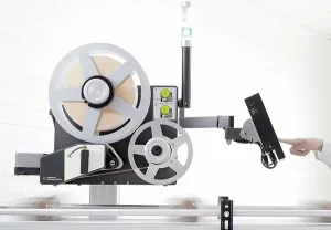 Produktansicht des Print and Apply-System D43 der A-Serie mit der Etikettenrolle, dem Etikettierarm und den Bedienelementen für automatisierte Etikettieranwendungen.