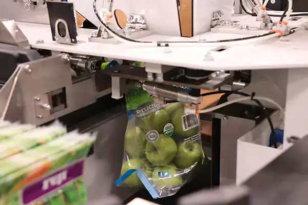 Ein mit „L-12“ gekennzeichneter Apfelbeutel wird bei Haley Manufacturing Olympic Fruit befüllt.