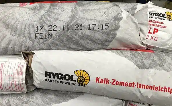 Auf der Zementverpackung aufgedruckter Datums- und Zeitcode