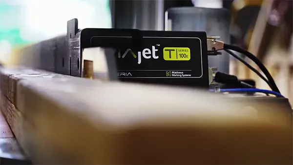 Druckkopf der T-Serie in einer Holzproduktionslinie.