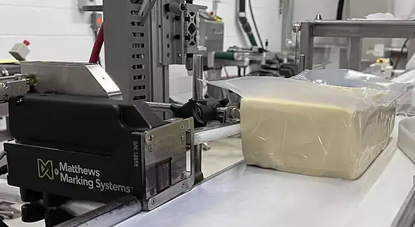 „Matthews L-12“-Aufdruck auf einem Stück Fairview-Schweizer Käse