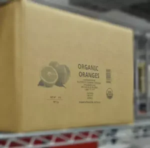 Karton mit Bio-Orangen mit aufgedruckten Produkt- und Barcode-Angaben