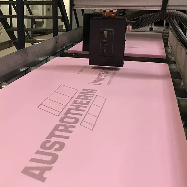 Industriedrucker, der Text auf eine Dämmplatte druckt