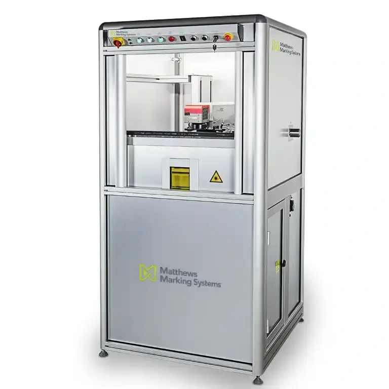 Die Variante mit Hubtür ermöglicht einen besonders komfortablen Zugang zur Schutzeinhausung und eignet sich ideal für manuelle und teilautomatisierte Lasermarkierungsprozesse.