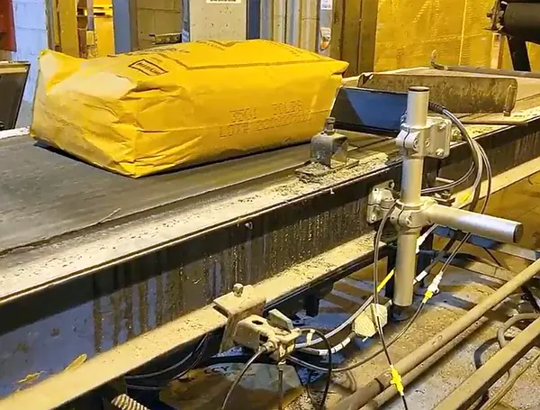 Auf einem gelben Industriesack aufgedruckter Produktionscode