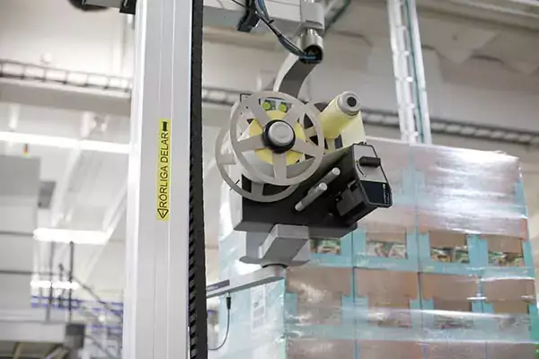 Ein automatischer Palettenetikettierer der A-Serie im Werk Estrella etikettiert eine verpackte Palette.