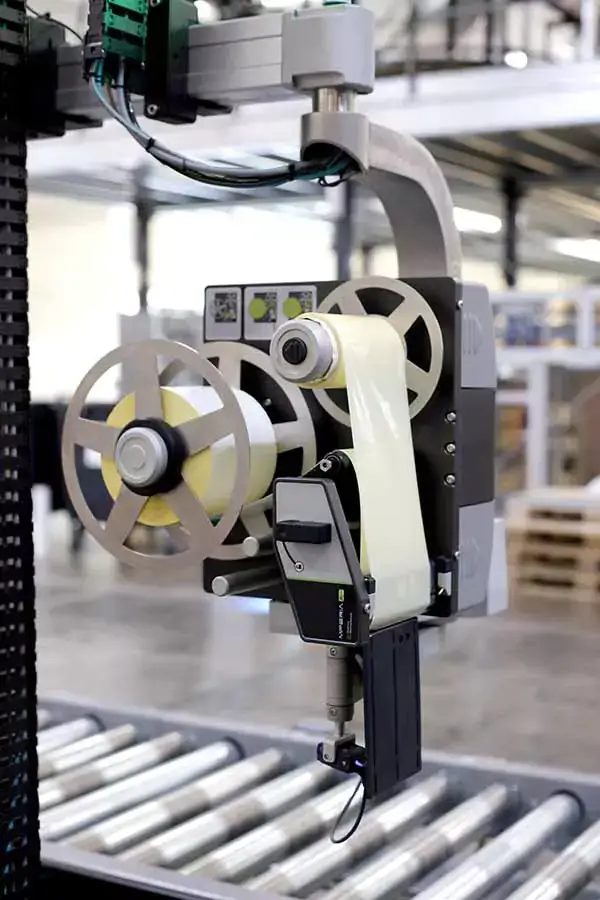MPERIA A-Serie T63 mit FlexWipe-Applikator ist ein leistungsstarkes „ Palettenetikettierung “-System zur Herstellung von Lagerpalettenetiketten auf Paletten mit Kartons. „ Palettenetikettierung “-System, Palettenetikett, Lagerpalettenetiketten.